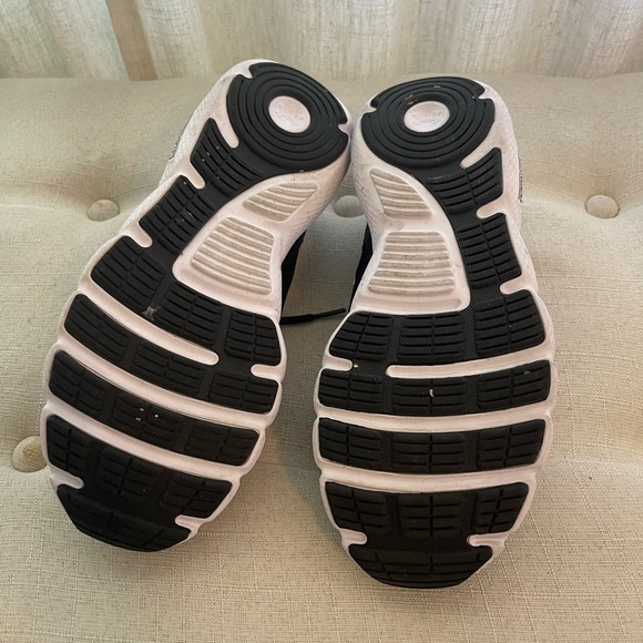Under Armour Black Athletic Shoes - Picture 5 of 5